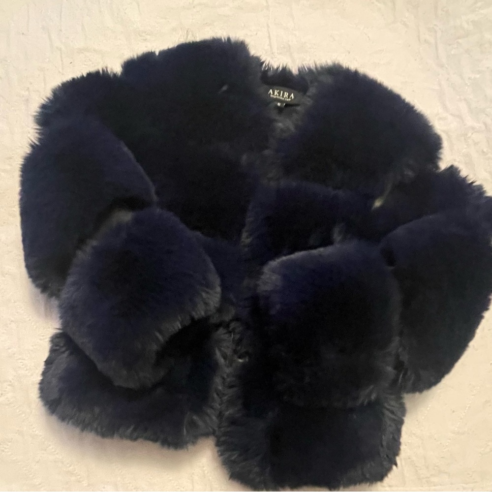 Like new Navy blue fur coat for little girl size 6